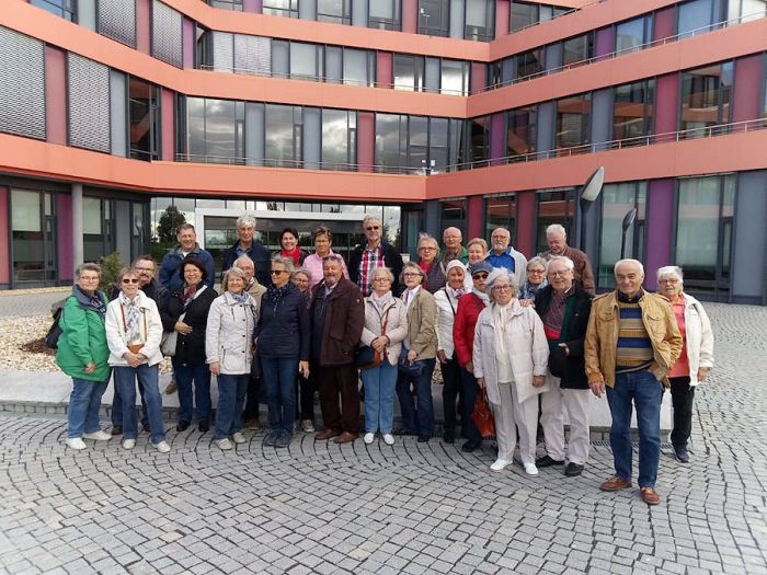 Die BRH-Besuchergruppe vor dem dm-Verteilerzentrum Weilerswist<br>Foto: Volker Lohmeyer